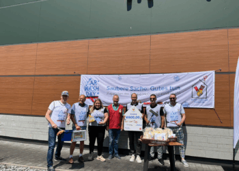 Franchisenehmer Loek Versluis zusammen mit Vertretern des SCR Altach, Hubert Feuerstein, Dieter Egger, Fatmir Zuberi und Dietmar Atmann beim Car Wash Day in Vorarlberg. (c) McDonald’s Versluis