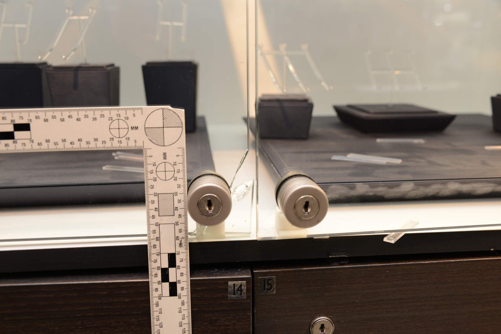 Eine der aufgrebrochenen Vitrinen, in denen sich sehr teure Kugelschreiber befanden. Foto: Landespolizei