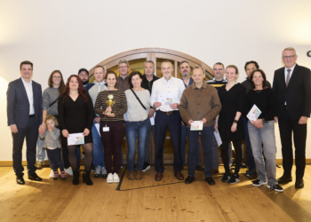 Regierungsrat Daniel Oehry mit den Gewinnerinnen und Gewinnern des Wettbewerbs. (Quelle: IKR/Michael Zanghellini)