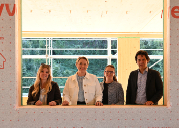 Projektleiterin Sabrina Lins, Baustadträtin Andrea Kerbleder, Bildungsstadträtin Nathalie Koch und Bürgermeister Manfred Rädler (von links) auf der Baustelle der Volksschule Tosters. (Foto: Stadt Feldkirch)