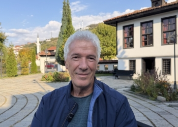 Nexhat Maloku vor dem Gebäude der 