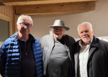 Elmar Kohli (links) und Noldi Fritsch (rechts) mit Künstler Fritz Fels im Pulverturm. Foto: Bandi R. Koeck