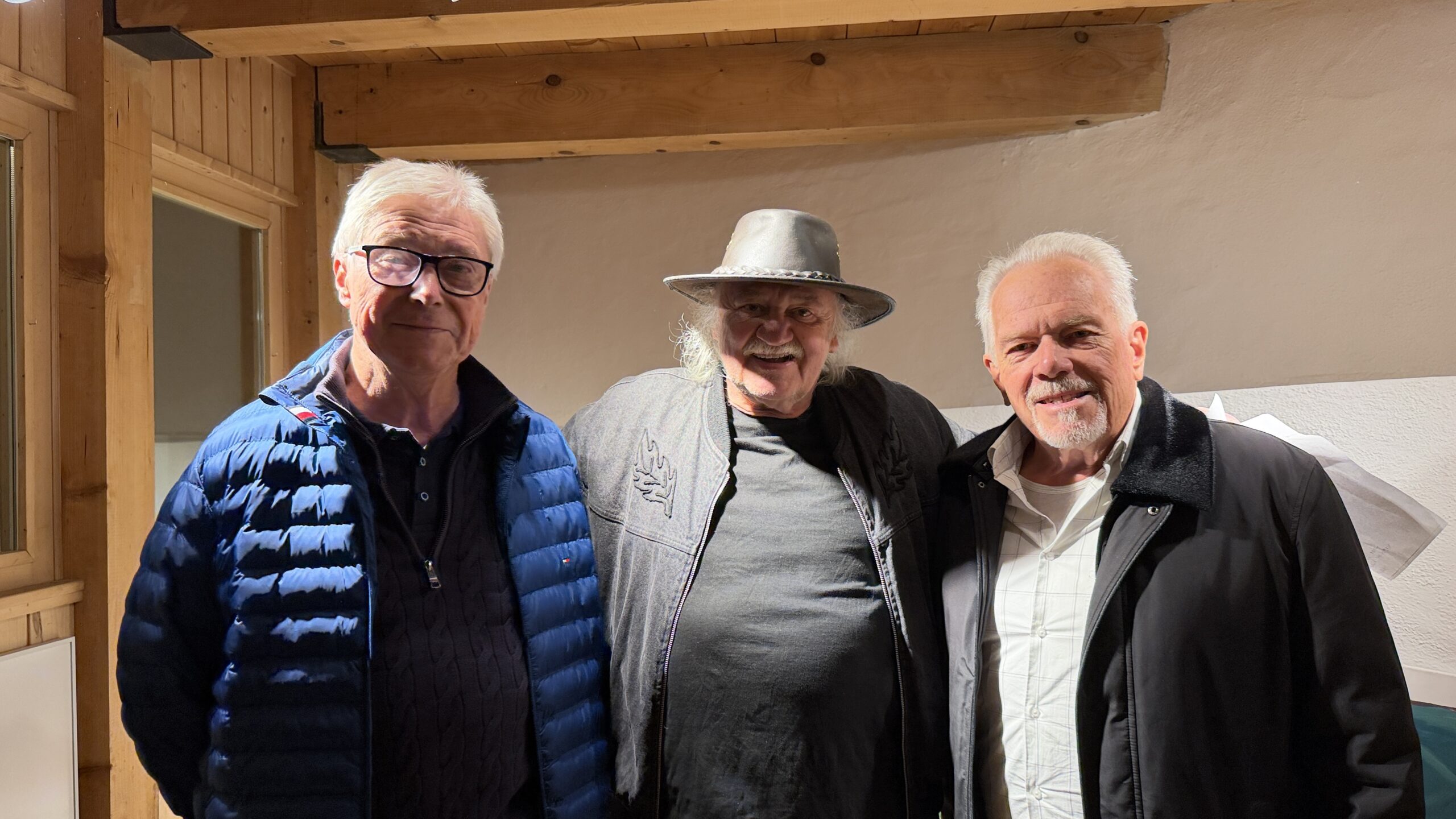 Elmar Kohli (links) und Noldi Fritsch (rechts) mit Künstler Fritz Fels im Pulverturm. Foto: Bandi R. Koeck