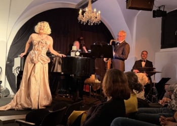 Susanna Ackermann (links) glänzt als Marlene Dietrich. Foto: Bandi R. Koeck