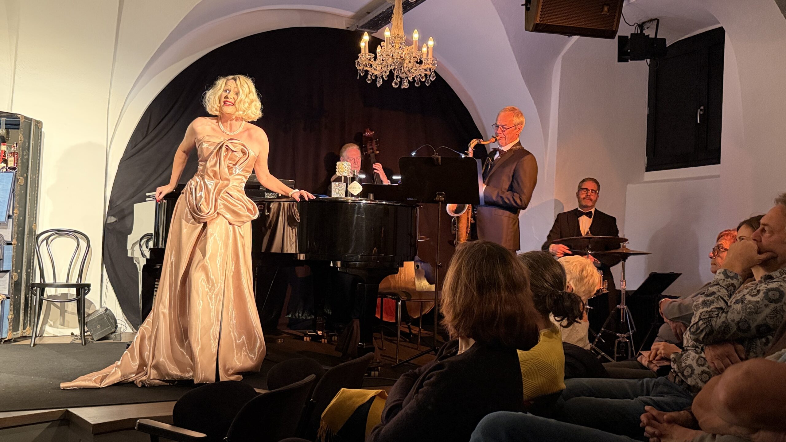 Susanna Ackermann (links) glänzt als Marlene Dietrich. Foto: Bandi R. Koeck