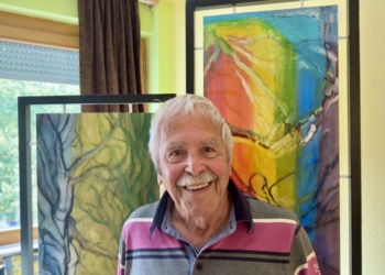 Thomas Payr vor seinen Kunstwerken. Fotos: Bandi Koeck