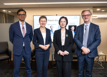 Moderator Himamauli Das; Regierungschefin Brigitte Haas; Jerry Zhang, Global Co-Head Financial Institutions Coverage, Standard Chartered Bank und Sebastien de Brouwer, Stv. CEO des Europäischen Bankenverbands. Bild: IKR/CHRIS FERENZI