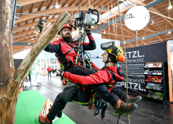 Kletterspezialisten mit Equipment von Eder. Foto: Messe Friedrichshafen