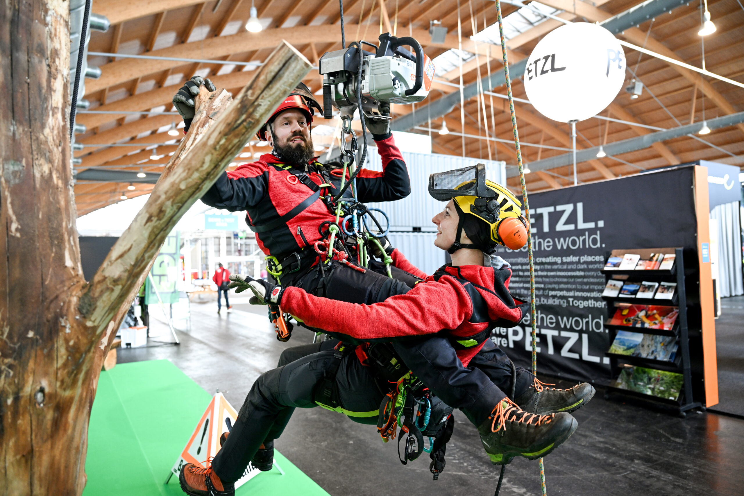 Kletterspezialisten mit Equipment von Eder. Foto: Messe Friedrichshafen