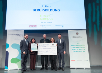 ISB Stiftungspreis Bildungsinnovation, Gewinner in der Kategorie Berufsbildung: HAK/HAS Feldkirch; v.l.n.r. ISB-Vorstand Calice, Vertreter:innen der Schule, Bildungsminister Wiederkehr © ISB - APA-Fotoservice - Tanzer