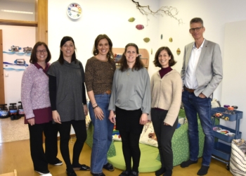 Bgm. Katharina Wöß-Krall und Amtsleiter Christian Breuß mit dem pädagogischen Team des Kindergarten St. Peter: Claudia Schörgenhofer, Sarah Kogler, Elvira Obmann sowie Rankweils Kindergartenkoordinatorin Bianca Bitschnau. Fotos: Gemeinde