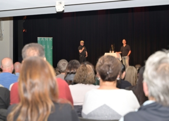 Jan Uwe-Rogge und Matthias Jung brachten zum Abschluss des Netzwerktreffens viel Humor in den Vinomnasaal. Fotos: Gemeinde