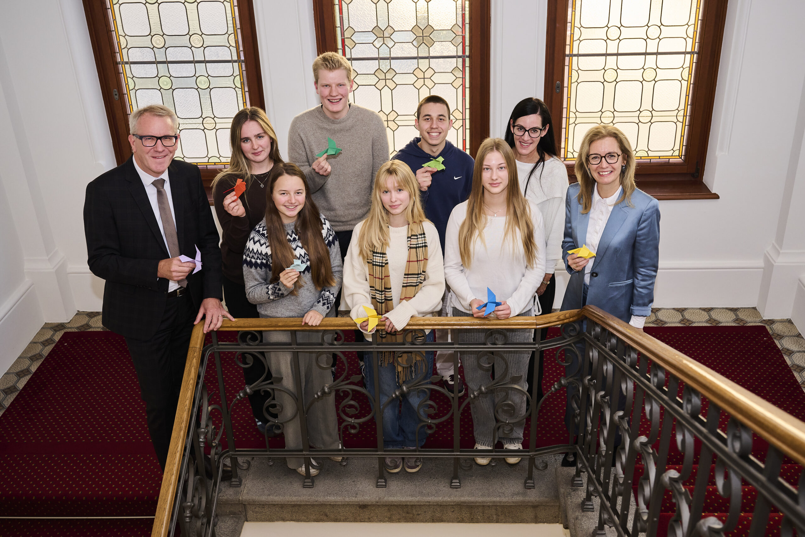 Übergabe der Friedenstauben von Schülern des Gymnasium und des 10. Schuljahr im Rahmen der Sensibilisierungsaktion «Prove it Matters» an Regierungschefin-Stv. Sabine Monauni und Regierungsrat Daniel Oehry (Foto: IKR/Michael Zanghellini)