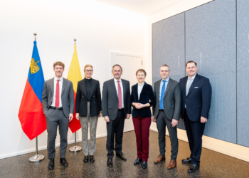LIHK-Geschäftsführer Maximilian Rüdisser, Regierungschefin-Stellvertreterin Sabine Monauni, LIHK-Präsident Klaus Risch, Regierungschefin Brigitte Haas, LIHK-Vize- Präsident Fabian Frick und Regierungssekretär Michael Hasler sind zu ihrem halbjährlichen Austausch zusammengekommen. Bild: ikr/Julian Konrad