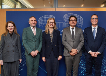Marialena Tsirli, Registrar/Kanzlerin des EGMR; Botschafter Domenik Wanger; Regierungschefin-Stellvertreterin Sabine Monauni; Mattias Guyomar, Präsident EGMR; Alain Chablais, liechtensteinischer EGMR-Richter.. Bildrechte: Conseil de l'Europe, Fotograf: Candice Imbert