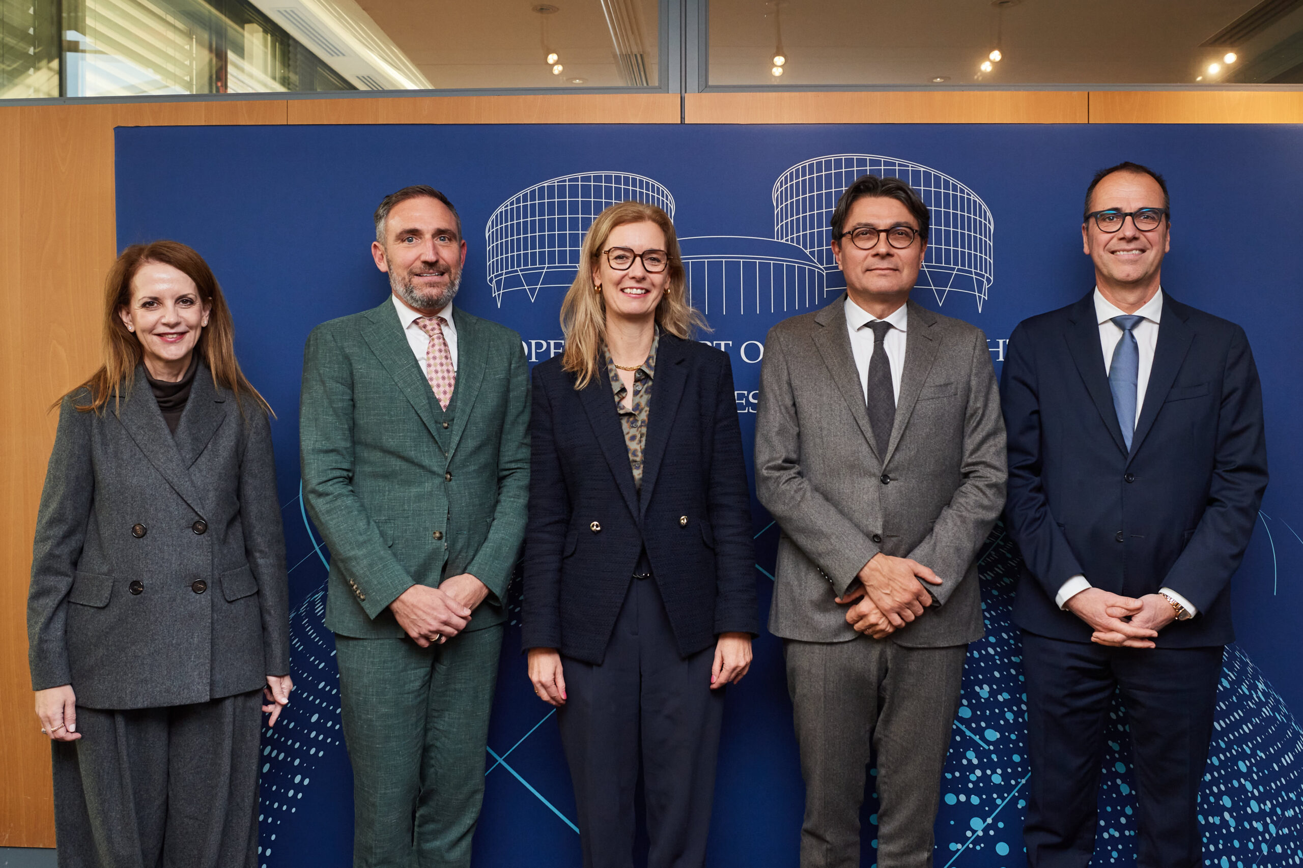 Marialena Tsirli, Registrar/Kanzlerin des EGMR; Botschafter Domenik Wanger; Regierungschefin-Stellvertreterin Sabine Monauni; Mattias Guyomar, Präsident EGMR; Alain Chablais, liechtensteinischer EGMR-Richter.. Bildrechte: Conseil de l'Europe, Fotograf: Candice Imbert