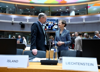 Daði Már Kristófersson, isländischer Finanz- und Wirtschaftsminister im Austausch mit Regierungschefin Brigitte Haas. Bildrechte: EU/IKR