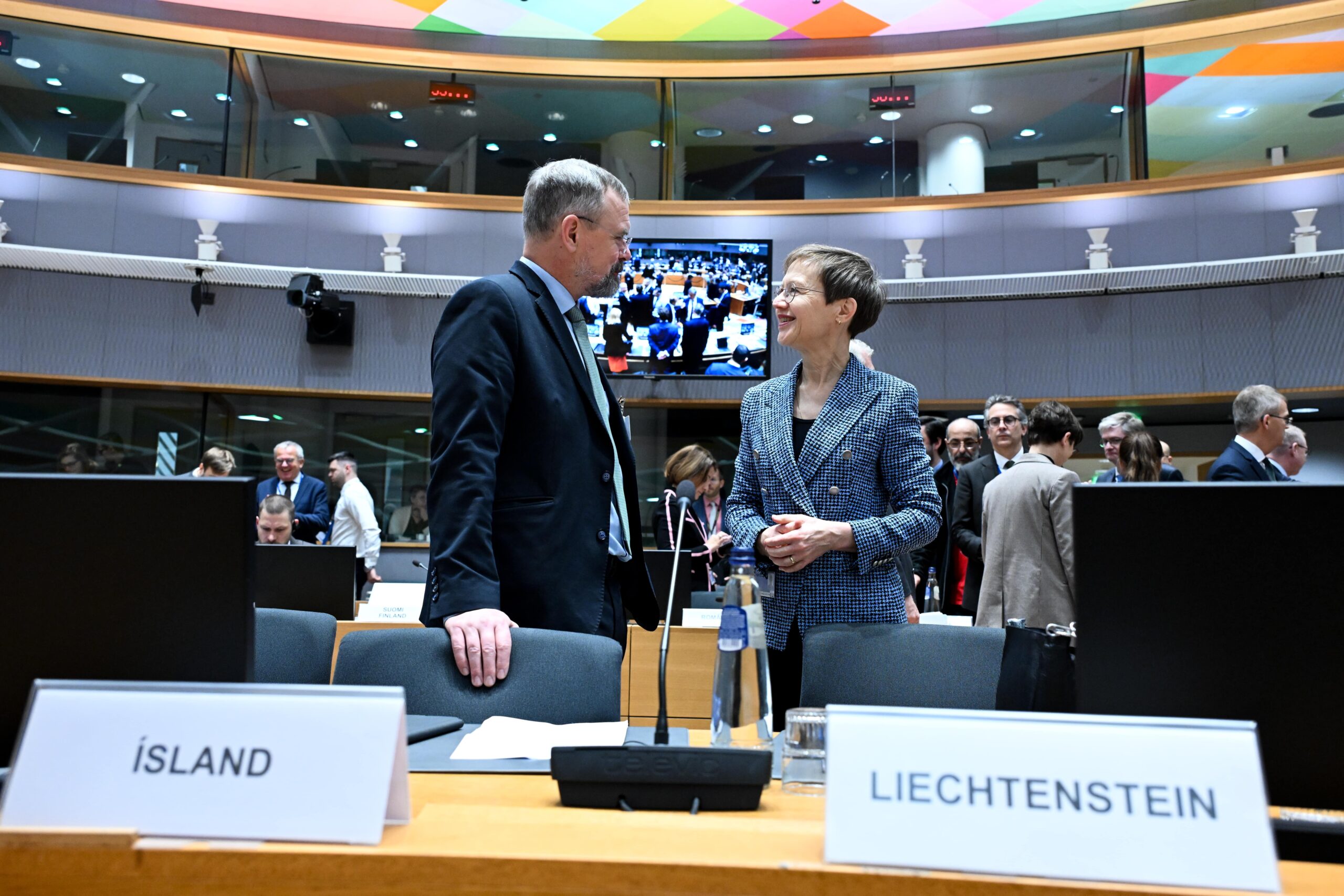 Daði Már Kristófersson, isländischer Finanz- und Wirtschaftsminister im Austausch mit Regierungschefin Brigitte Haas. Bildrechte: EU/IKR