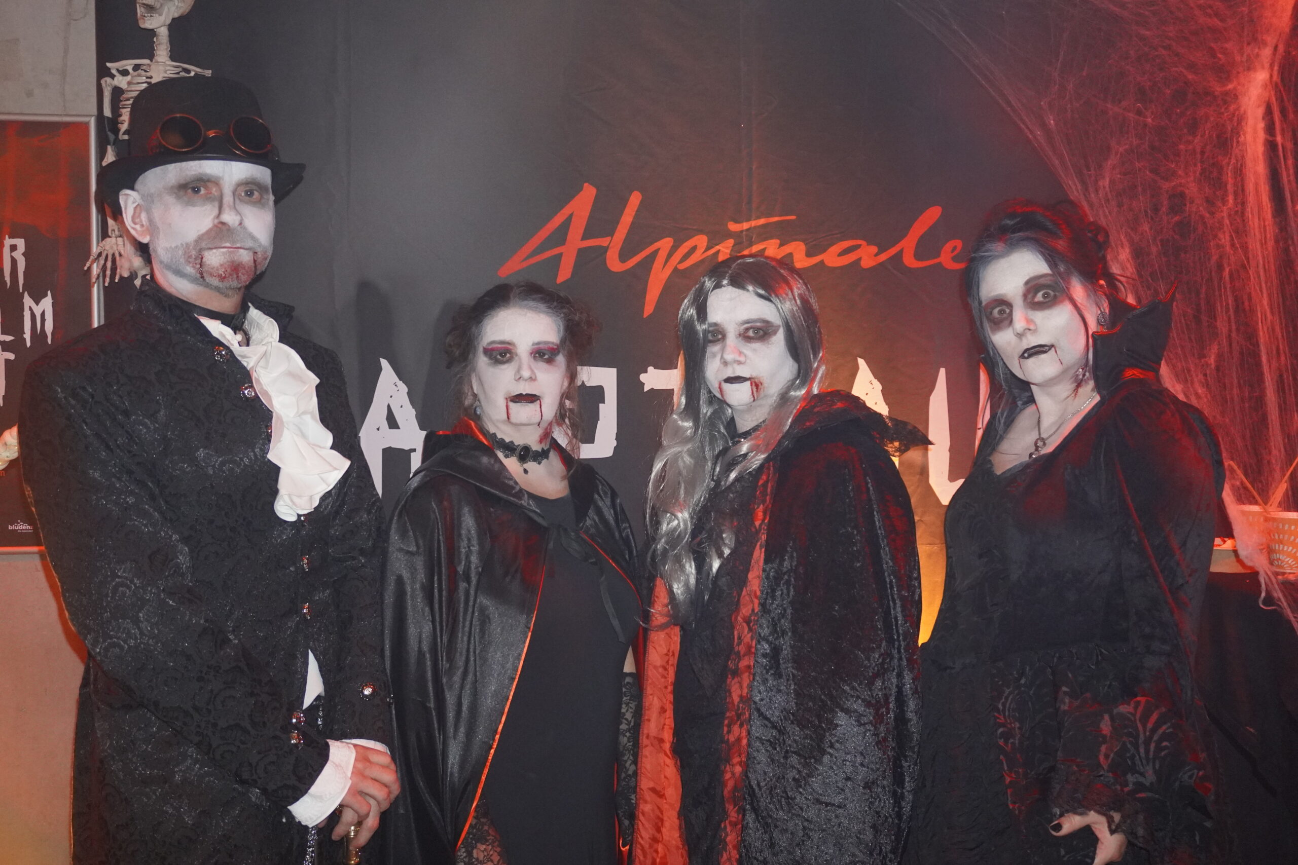 Das Team der ALPINALE sorgte für gruselige Stimmung. Hier im Bild: Jürgen Schacherl, Martina Kulmitzer, Manuela Mylonas und Rebekka Rinderer (v.l.). (Bild: Selin Meteer)
