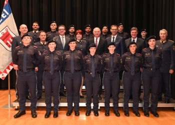 Abschlussklassen mittlere Reihe von links nach rechts: Mario Breuss (Stv. der Landespolizeidirektorin), Gerhard Ellensohn (Stv. der Landespolizeidirektorin), Markus Giesinger (Bürgermeister Altach), Uta Bachmann (Landespolizeidirektorin), Gerhard Karner (Innenminister), Markus Wallner (Landeshauptmann), Daniel Allgäuer (Landesrat), Thomas Hopfner (Leiter Sicherheitsakademie). Bildquelle: LPD