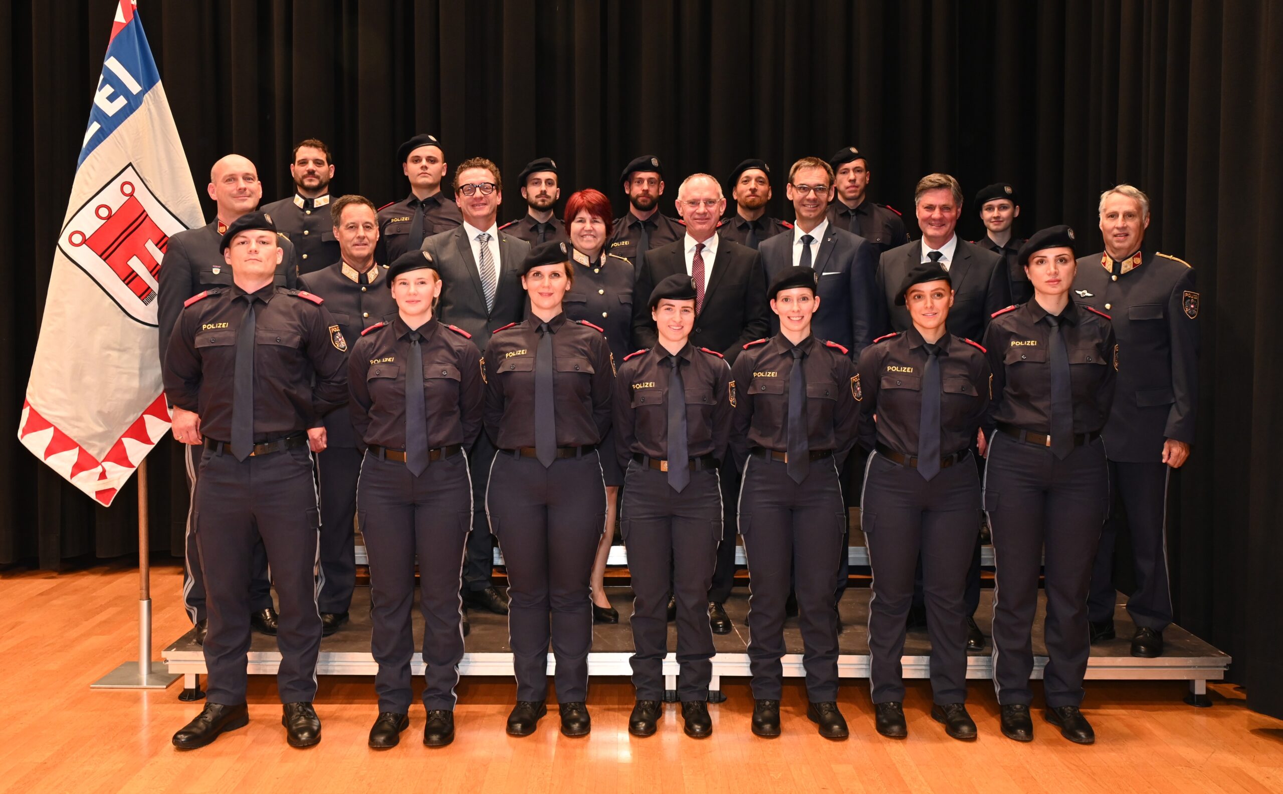 Abschlussklassen mittlere Reihe von links nach rechts: Mario Breuss (Stv. der Landespolizeidirektorin), Gerhard Ellensohn (Stv. der Landespolizeidirektorin), Markus Giesinger (Bürgermeister Altach), Uta Bachmann (Landespolizeidirektorin), Gerhard Karner (Innenminister), Markus Wallner (Landeshauptmann), Daniel Allgäuer (Landesrat), Thomas Hopfner (Leiter Sicherheitsakademie). Bildquelle: LPD