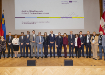 Regierungschefin-Stellvertreterin Sabine Monauni mit Vertreterinnen und Vertretern der Mitgliedsregionen. Bild: Die Fotografen/Charly Lair