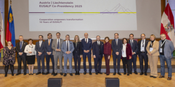 Regierungschefin-Stellvertreterin Sabine Monauni mit Vertreterinnen und Vertretern der Mitgliedsregionen. Bild: Die Fotografen/Charly Lair