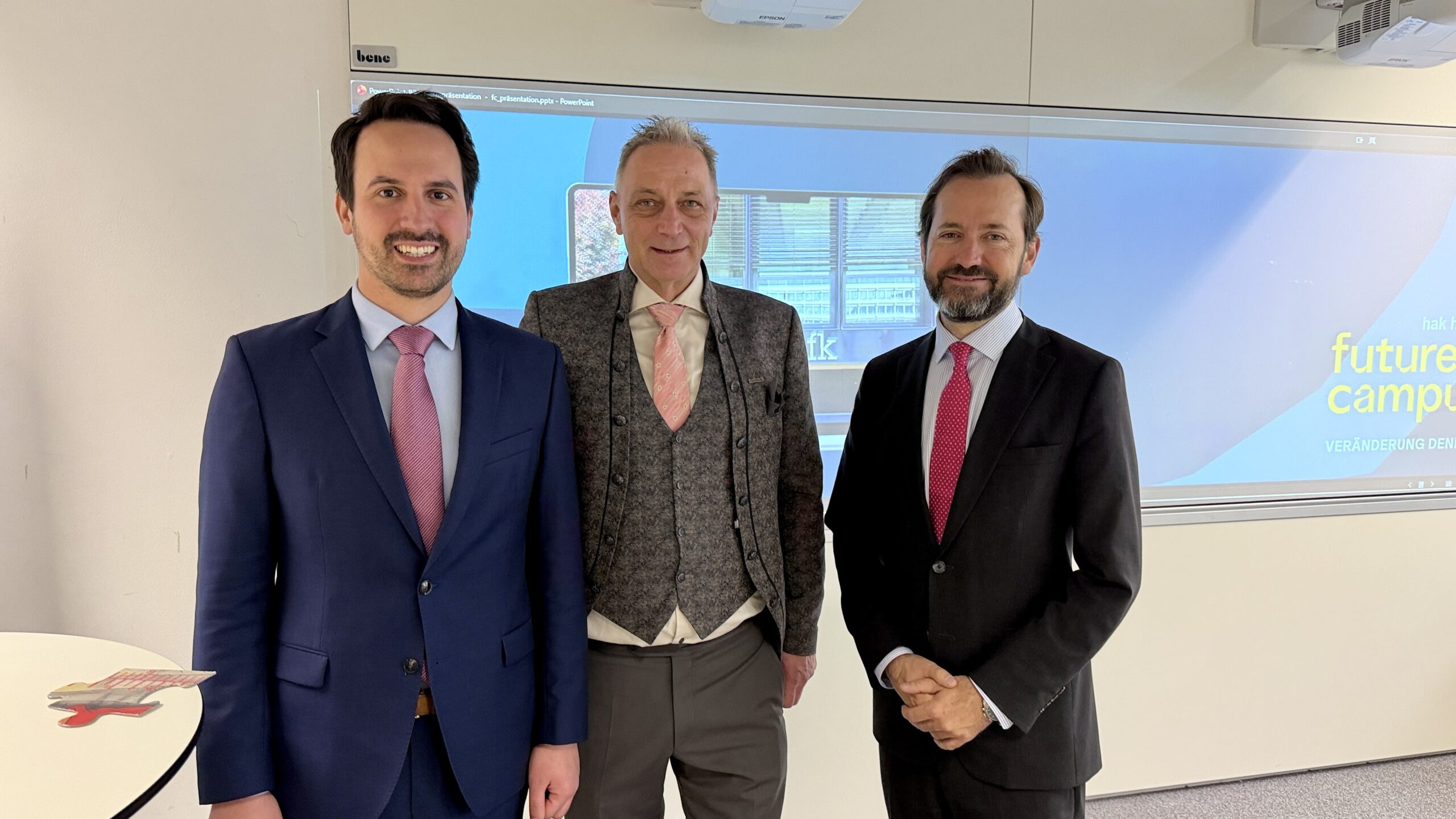 Bildungsminister Christoph Wiederkehr, Direktor Michael Weber und Jakob Calice in der Hak Has Feldkirch. Foto: Bandi R. Koeck