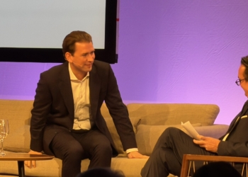 Sebastian Kurz (links) mit Moderator Florian Inhauser in der Spoerry-Halle der Universität Liechtenstein in Vaduz. Foto: Bandi R. Koeck