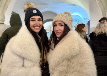 Gut gerüstet für die kalten Temperaturen auf dem Markt waren diese zwei Damen. Foto: Bandi Koeck