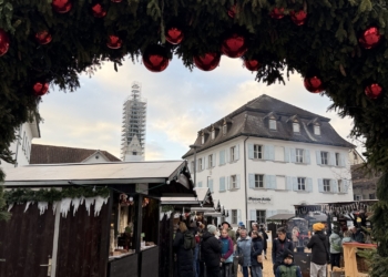 Einer der Eingänge zum Dorabirar Wiihnachtsmarkt. Fotos: Bandi R. Koeck