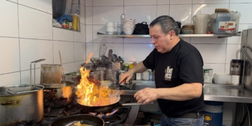 Tito Montero aus Ecuador weiß, wie man die leckersten Steaks brät. Fotos: Bandi R. Koeck