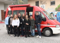 Bürgermeister Manfred Rädler, Stadträtin Fabienne Lacker und das Team der Offenen Jugendarbeit Feldkirch freuen sich über den neuen Bus. (Foto: Stadt Feldkirch)