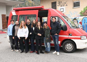 Bürgermeister Manfred Rädler, Stadträtin Fabienne Lacker und das Team der Offenen Jugendarbeit Feldkirch freuen sich über den neuen Bus. (Foto: Stadt Feldkirch)