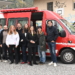 Bürgermeister Manfred Rädler, Stadträtin Fabienne Lacker und das Team der Offenen Jugendarbeit Feldkirch freuen sich über den neuen Bus. (Foto: Stadt Feldkirch)