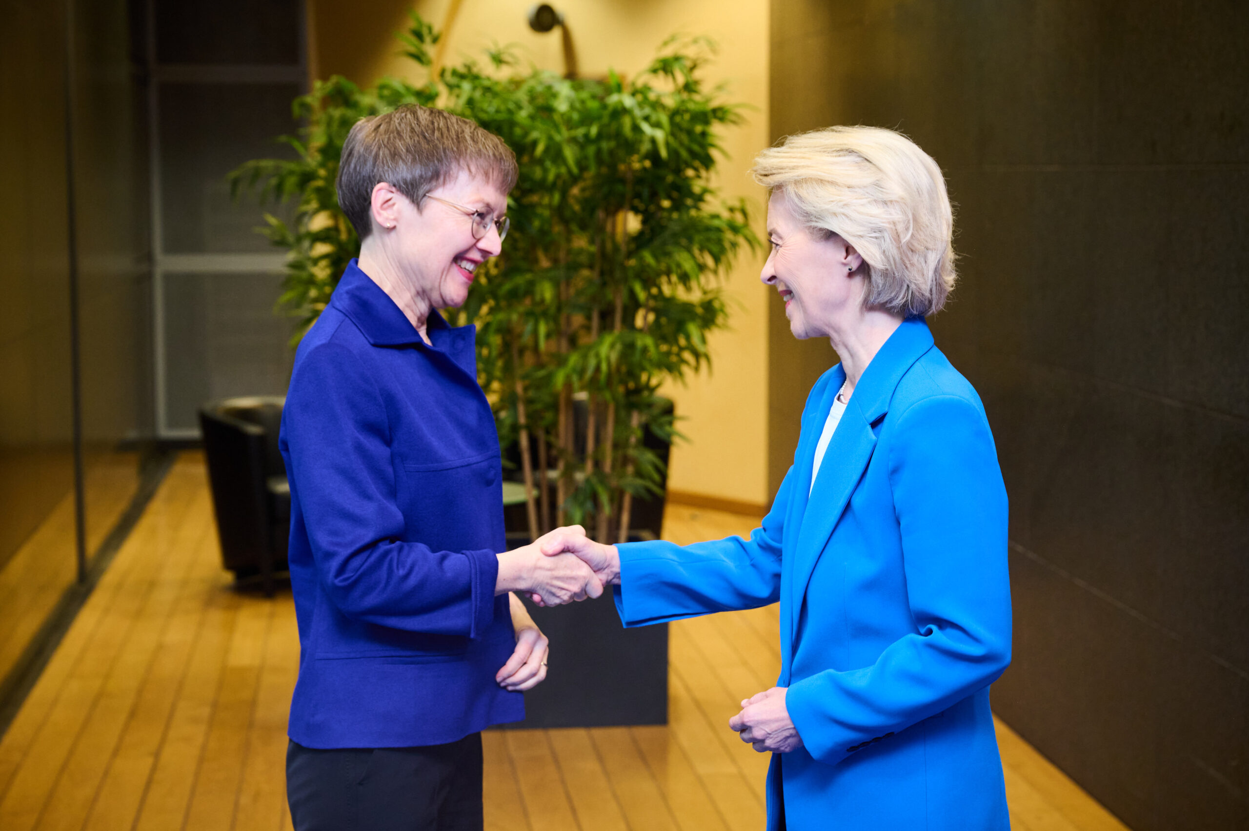 Regierungschefin Brigitte Haas trifft EU-Kommissionspräsidentin Ursula von der Leyen. Bildrechte: EC/Dati Bendo
