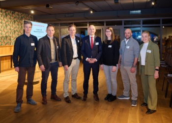 Von links: Jürgen Tömördy, Lukas Schrattenthaler, Patrik Degiacomi, Regierungsrat Hubert Büchel, Judith Augsburger, Benedikt Oehry und Deborah Matt (Foto: IKR/Michael Zanghellini)