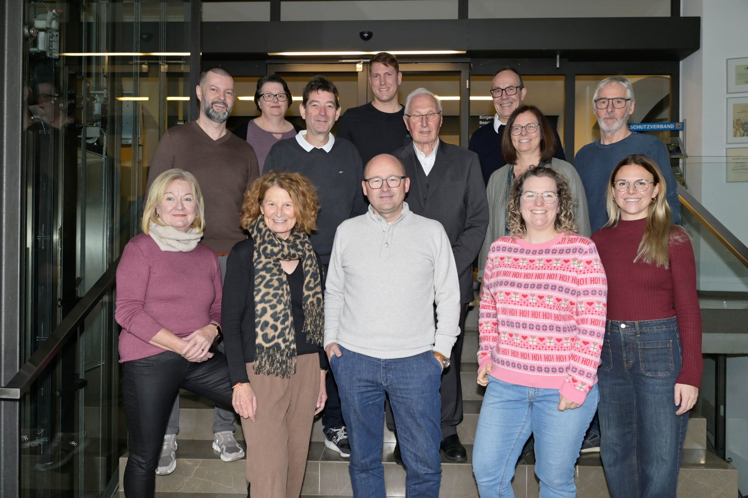 Ein Teil der Spender für „Rankler für Rankler“: Ilse Sonderegger (Frauenbund), Annette Stemmer (Yoga-Runde TS Rankweil), Thomas Kofler (RadHaus), Anna Wally und Julia Entner (Schufla Komitee), Alexander Milojevic (GH Taube), Roland Vith (Rankler Hof), Dominic Mayer (GH Hörnlingen), Erich Rauch und Armin Wille mit Bgm. Katharina Wöß-Krall, Gemeinderat Andreas Prenn und Manuela Muhr (Bürgerservice MG Rankweil). © Marktgemeinde Rankweil/ Bernd Oswald
