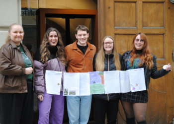 Die 100 Texte werden der Stadtbibliothek zur Aufbewahrung für 100 Jahre übergeben. (Foto: Theater am Saumarkt)