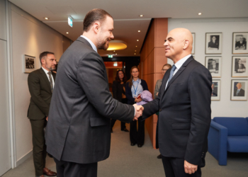 Justizminister Emanuel Schädler trifft im Rahmen des informellen Justizministertreffens Generalsekretär Alain Berset. Bild: Council of Europe/Candice Imbert