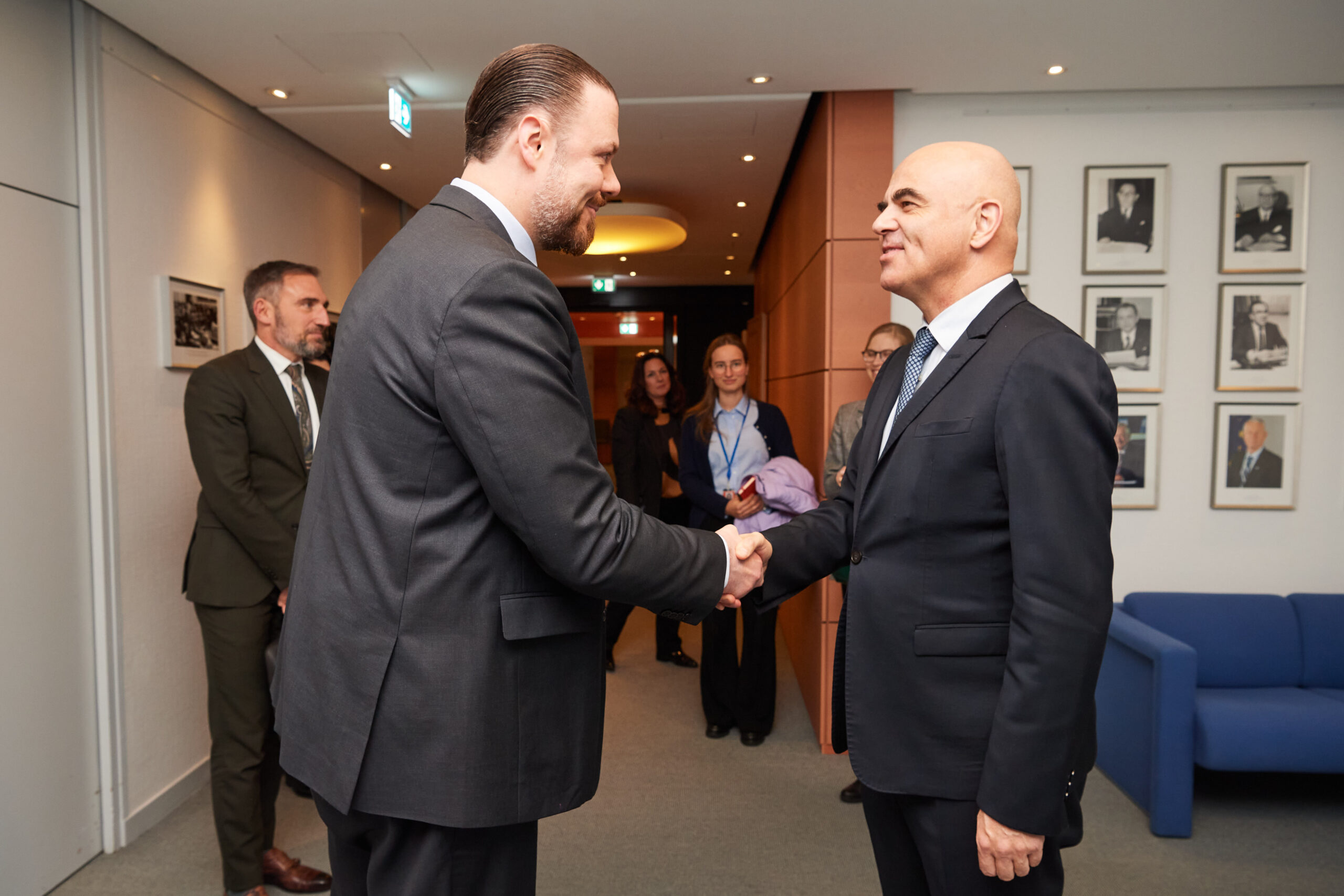 Justizminister Emanuel Schädler trifft im Rahmen des informellen Justizministertreffens Generalsekretär Alain Berset. Bild: Council of Europe/Candice Imbert