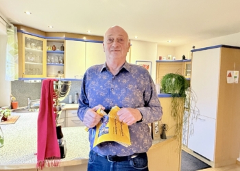 Wilfried Kohler zerreisst zum 30. Jubiläum noch ein Telefonbuch aus alten Tagen. Foto: Bandi R. Koeck