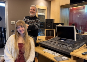 Annelie Pilz mit Mastermind Marco Adami im Studio Colosseum Sound Factory in Rankweil. Foto: Bandi Koeck