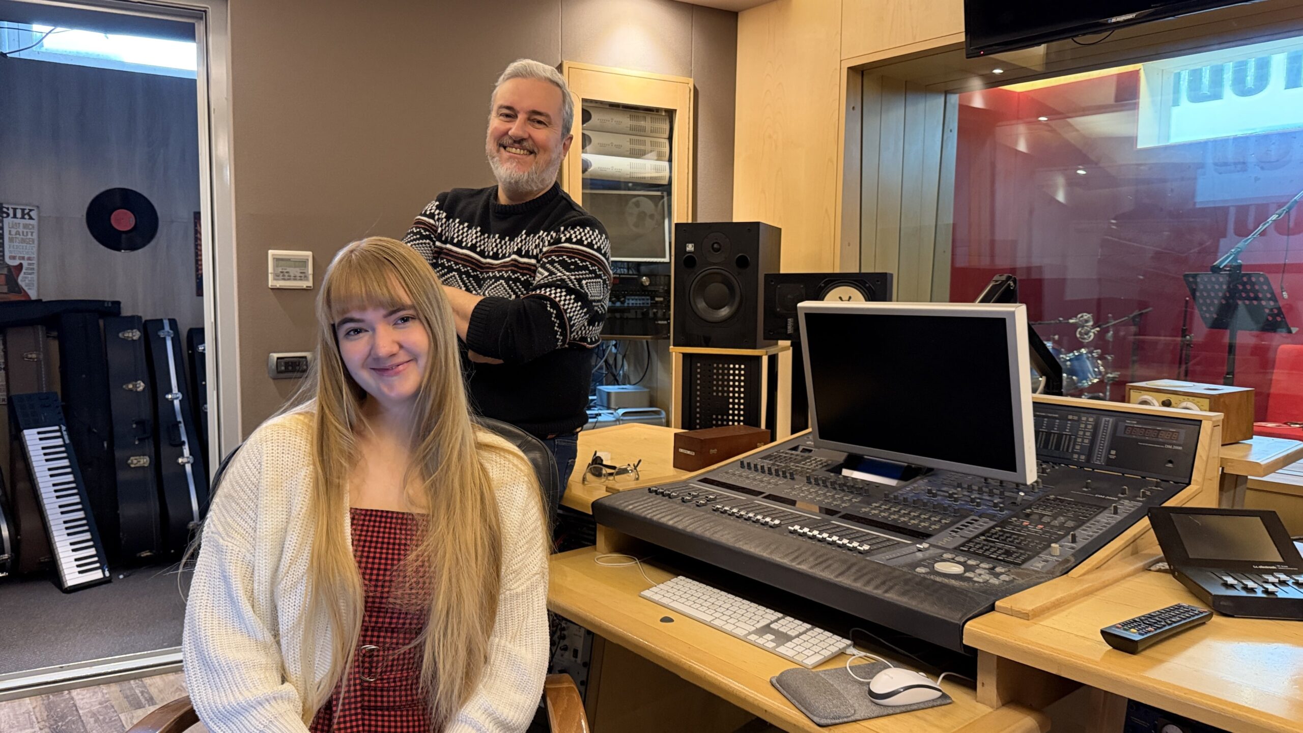 Annelie Pilz mit Mastermind Marco Adami im Studio Colosseum Sound Factory in Rankweil. Foto: Bandi Koeck