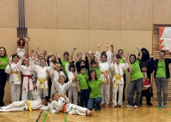 Die Feldkircher Karate-Kids mit ihren Coaches, dem Helferteam und Nikolaus Fredl. Foto: Bandi Koeck