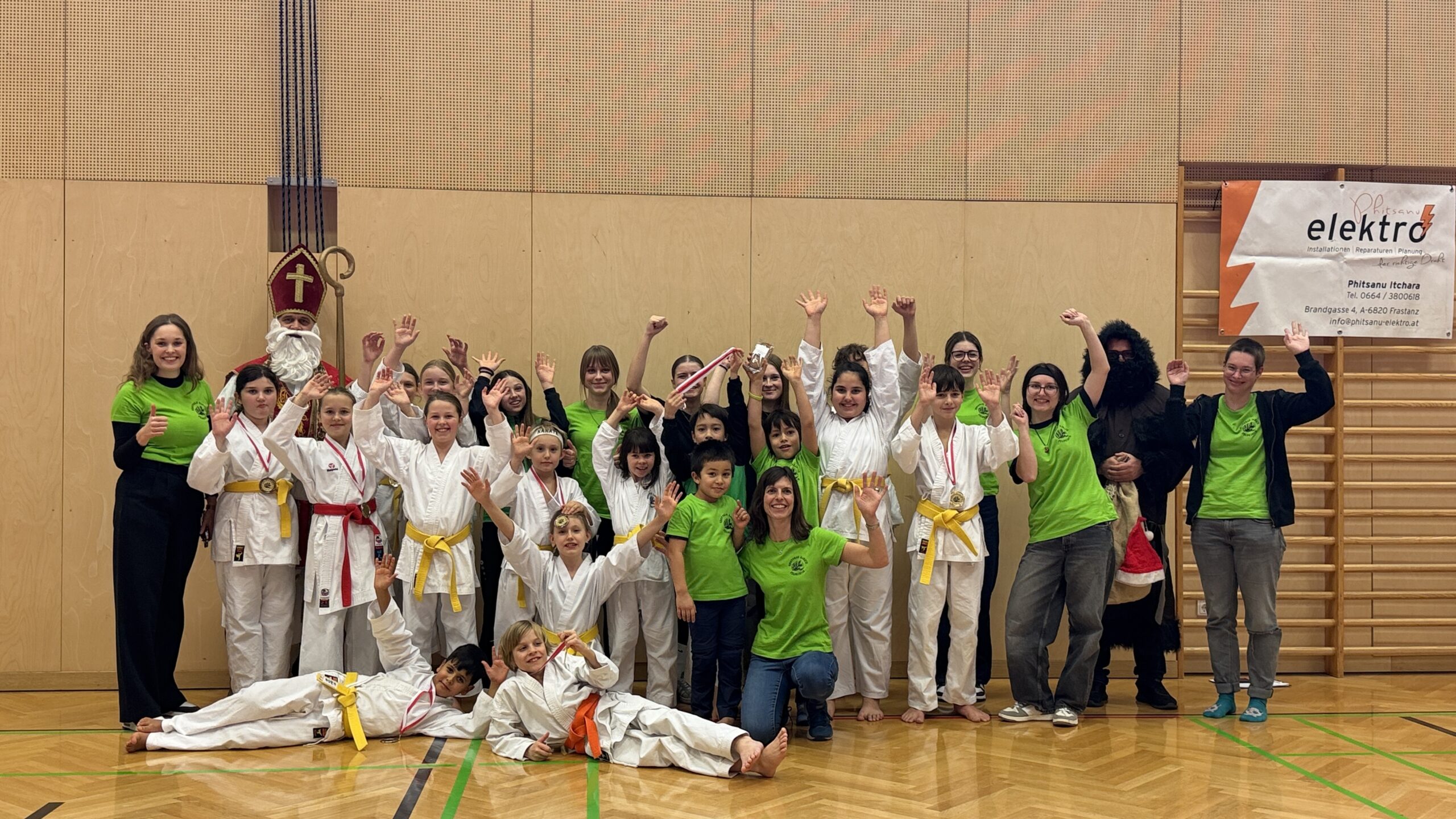 Die Feldkircher Karate-Kids mit ihren Coaches, dem Helferteam und Nikolaus Fredl. Foto: Bandi Koeck
