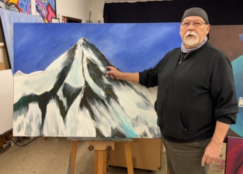 Gerhard Montibeller vor eines seiner Bergbilder. Foto: Bandi Koeck