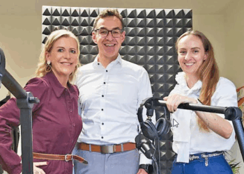 Christine Flatz-Posch und Tanja Schwärzler im Podcast-Gespräch mit Vorarlbergs Kinder- und Jugendanwalt Christian Netzer. Bild: Kinderdorf