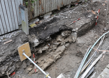 In der Feldkircher Entenbachgasse wurde unter dem Kanal die ehemalige Stadtmauer gefunden. @TALPA