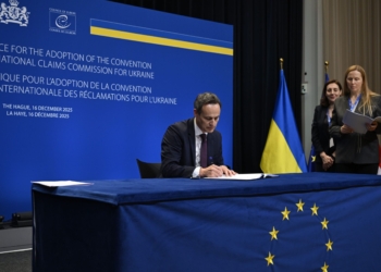 Unterzeichnung des Übereinkommens durch Botschafter Martin Frick, Leiter des Amtes für Auswärtige Angelegenheiten. Bildrechte: Council of Europe, Fotograf: IKR